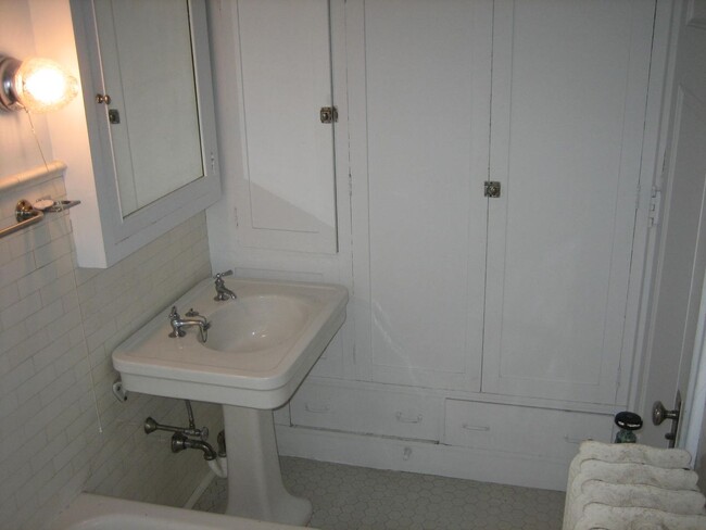 Building Photo - Original 2nd Floor Guestroom of 1902 mansi...