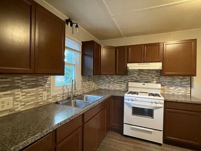 Building Photo - Cute, Clean & in Great Neighborhood!