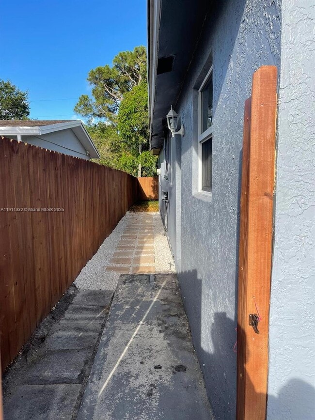 Building Photo - 428 NW 16th Ave