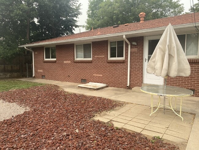 Remodeled Two Bedroom One Bathroom with Ya... - Remodeled Two Bedroom One Bathroom with Ya... Apartment