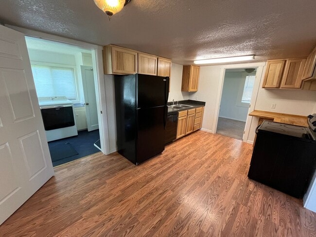 Foto del edificio - 2 Bed /1 Bath Home with Large Backyard and Great Location