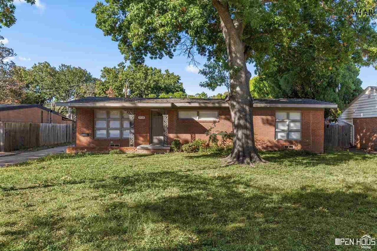 Primary Photo - 2418 Hampstead Ln