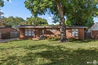 Building Photo - 2418 Hampstead Ln