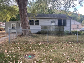 Building Photo - 824 Meadow Ave