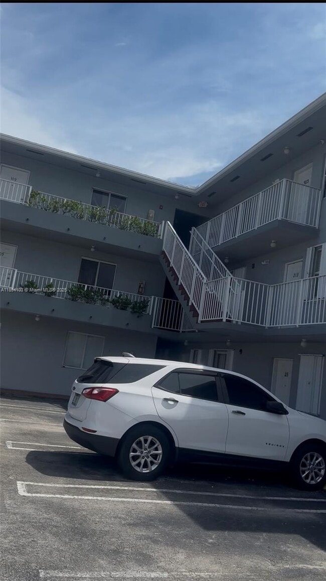 Foto del edificio - 1852 SW 7th St