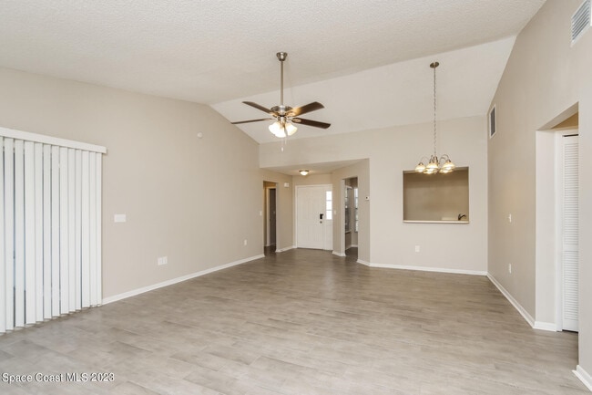 Foto del edificio - 865 Pine Wood Ave