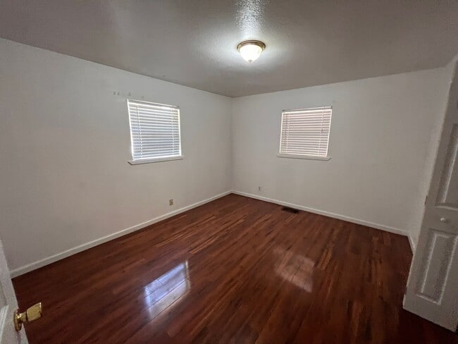Building Photo - 400 Elm Ave