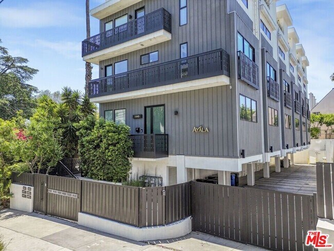 Foto del edificio - 1445 1/4 N Martel Ave
