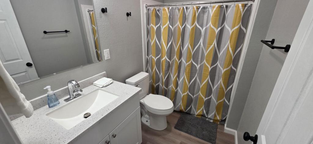 Building Photo - 2132 Maple St