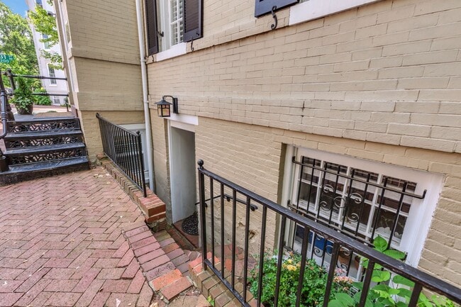 Building Photo - Charming and light-filled garden condo in ...