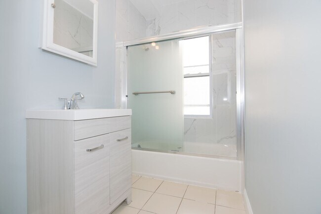 Building Photo - 4 Bed/1.5 Bath with Central A/C & Private ...