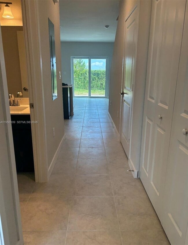 Foto del edificio - 1022 W Davis Pkwy