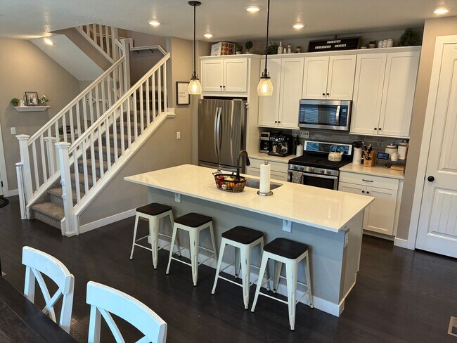 Foto del edificio - Welcome to this Beautifully Maintained 4-B...