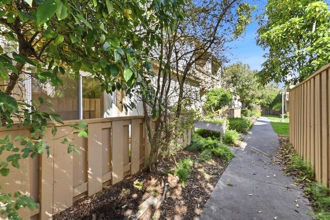 Building Photo - Sunset Park Townhouse Available for Rent!