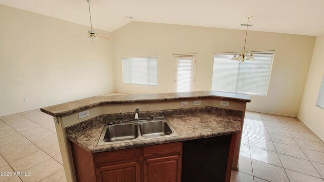 Foto del edificio - 11253 W Davis Ln