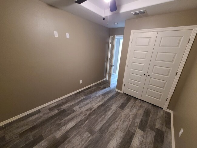 Building Photo - Quaint 3Bed/2Bath With a HUGE YARD!!