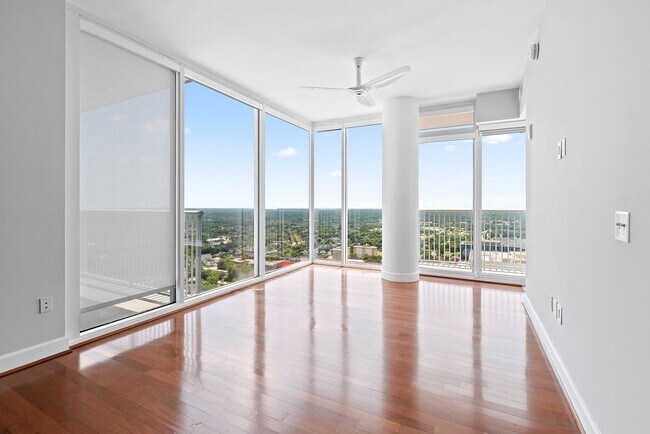 Foto del edificio - ** 2 MONTHS OF FREE RENT ** Living the Sky Life in Downtown Raleigh! 1 BE/1 BA Condo on the 32nd ...