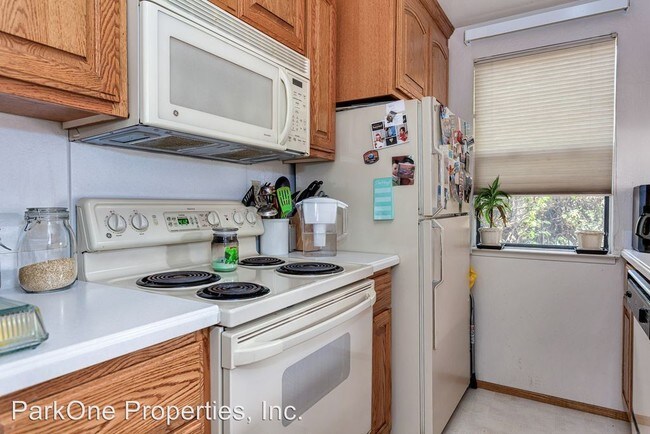 Building Photo - 8138 Camelback Pl