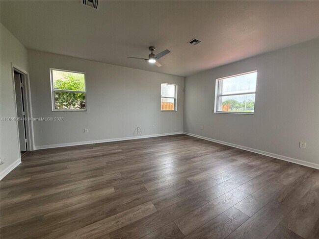 Foto del edificio - 2479 NE 4th St