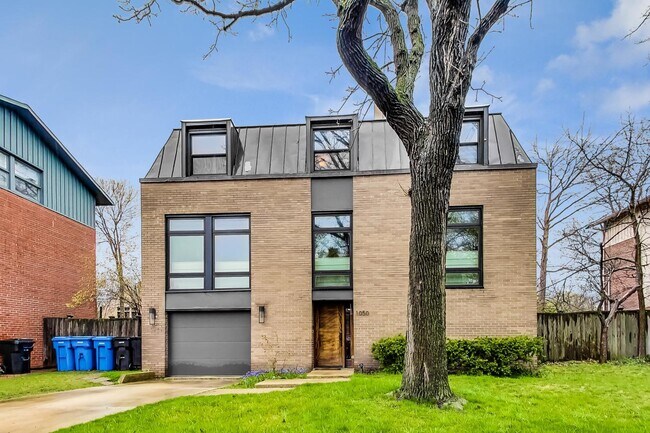 Building Photo - 1050 E 49th St