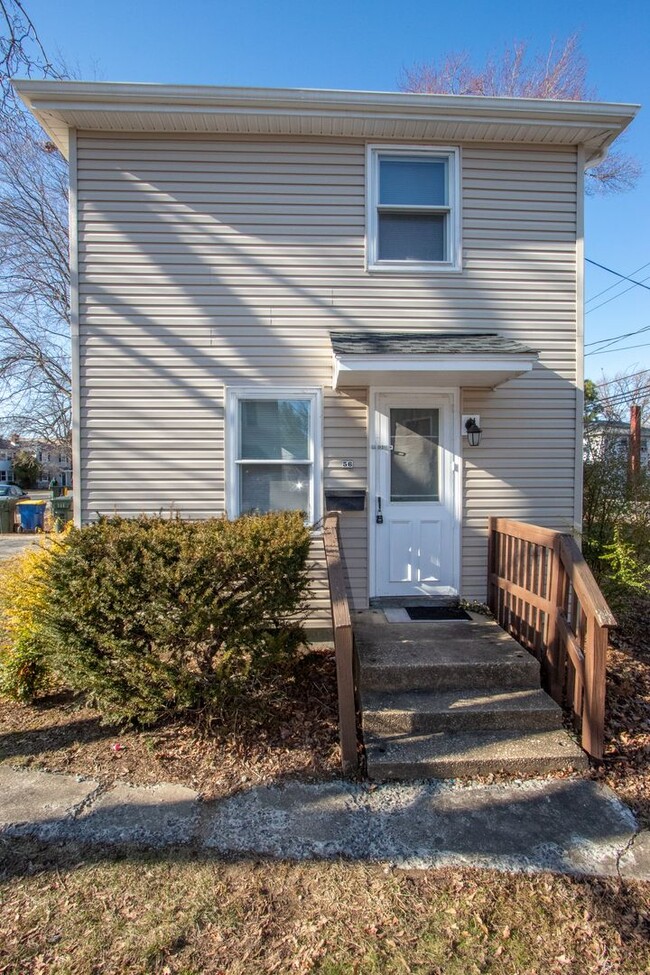 Building Photo - Charming 2 Bedroom 1 Bathroom - Great 2 Be...