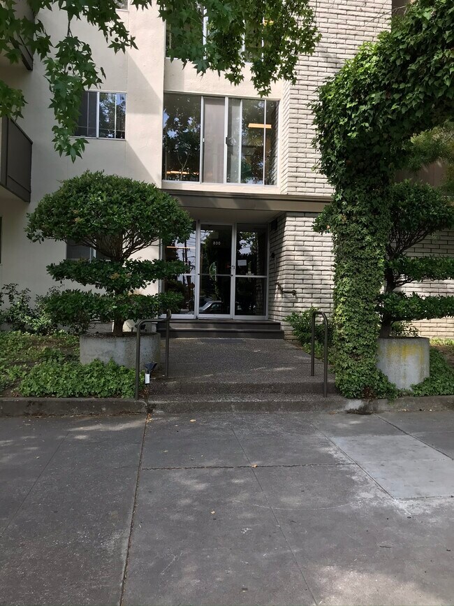 Building front entry - 800 Elm St