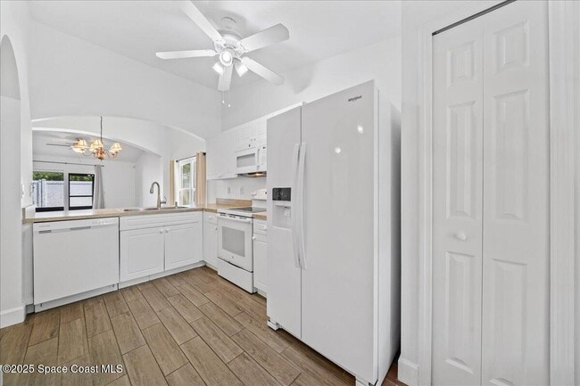 Building Photo - 890 Luminary Cir