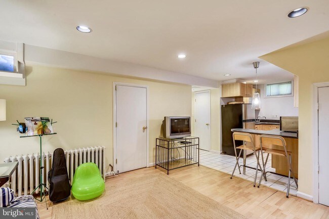 Foto del edificio - 3811 Veazey St NW