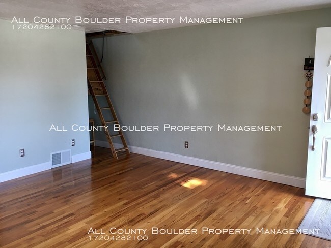 Building Photo - Corner Longmont Home with Large Fenced Yard