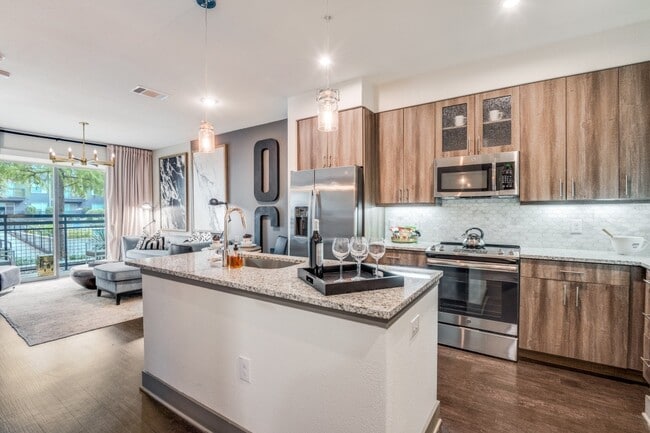 Building Photo - LTD West Commerce