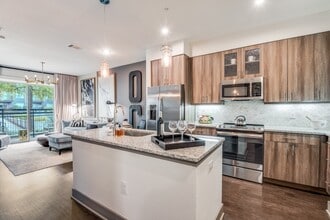 Building Photo - LTD West Commerce