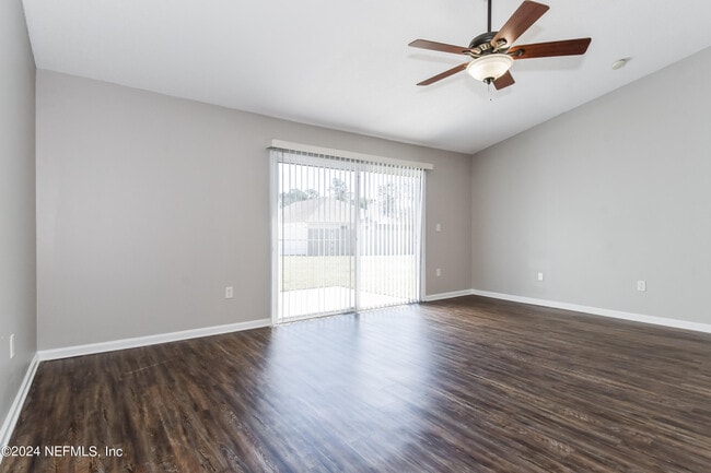 Foto del edificio - 6639 Leslie Oaks Ln