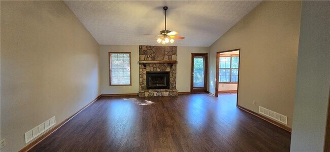 Building Photo - 303 Cacique Ct