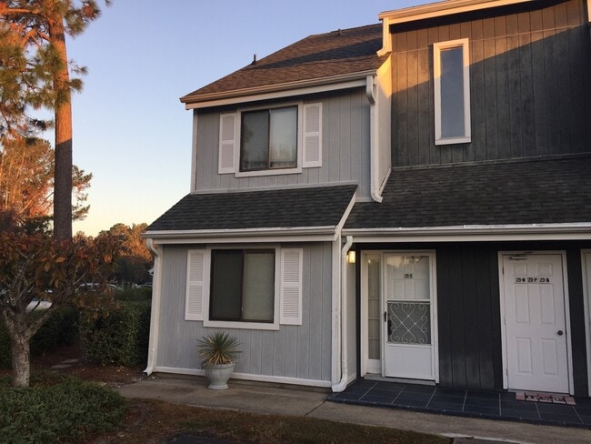 Building Photo - Furnished 2 Bedroom, 1.5 Bath Condo in Gol...