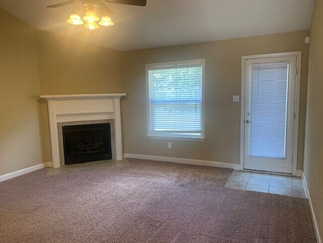 Foto del edificio - Sorry No Smoking and Pets Permitted with Restrictions