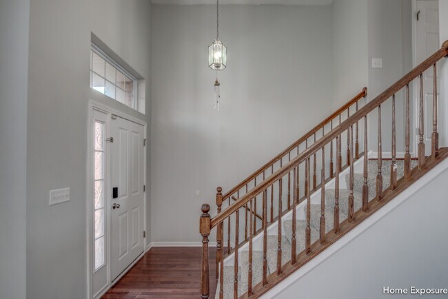 Building Photo - 549 Plaza Pl