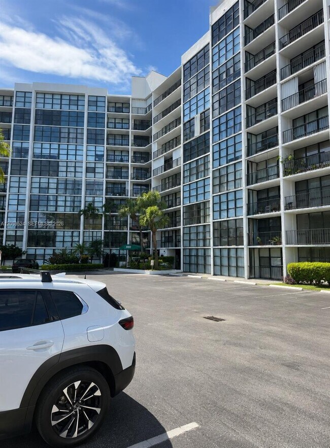 Foto del edificio - 800 Parkview Dr