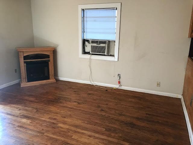 LIVING ROOM - 3400 Moss St