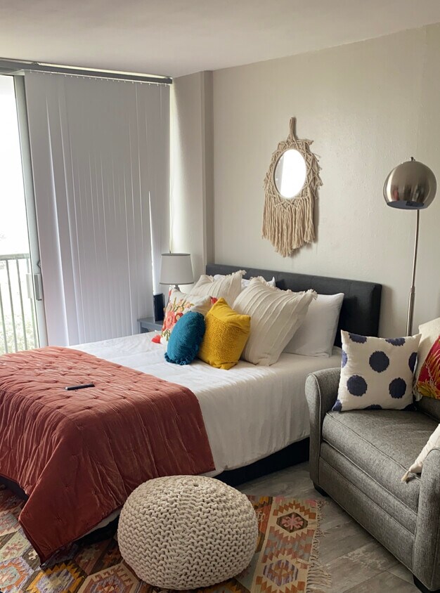 Foto principal - 415 E Beach Dr