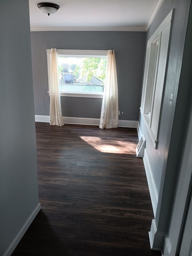 Building Photo - 4 bed 1 bath 2 car garage