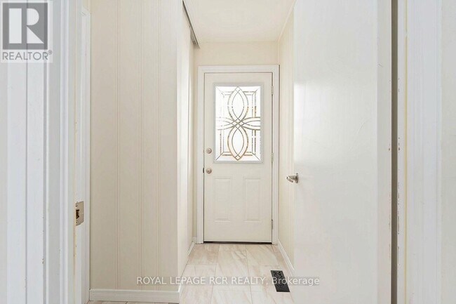 Building Photo - 338 Whitehead Crescent