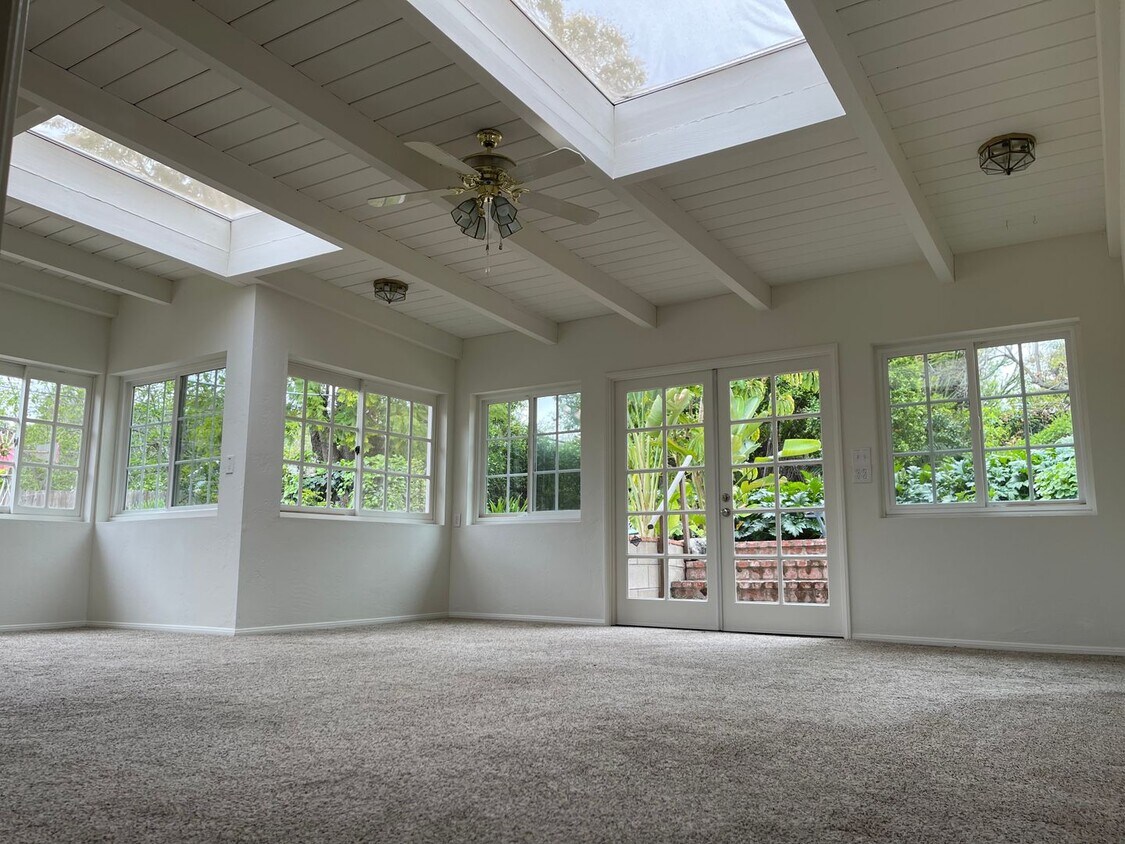 Primary Photo - Charming 3 Bedroom 2 Bath Single Family Ho...