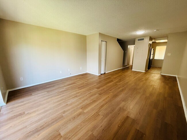 Building Photo - Charming 3 bedroom 1.5 bath condo for rent