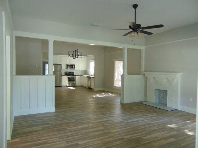Building Photo - 3/2 Bungalow Tampa Heights Neighborhood
