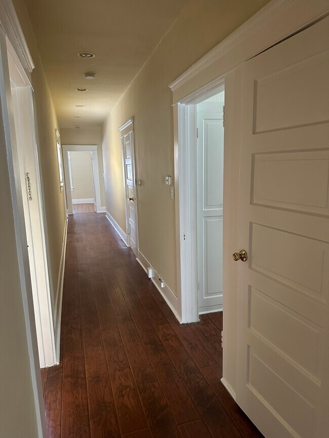 Hallway - 1400 S St Andrews Pl