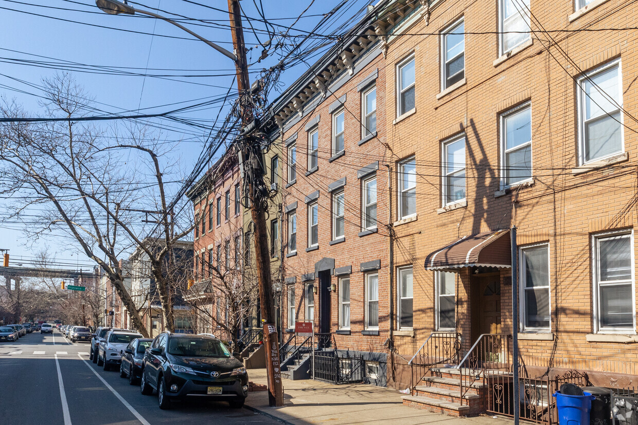 Primary Photo - 352 7th St