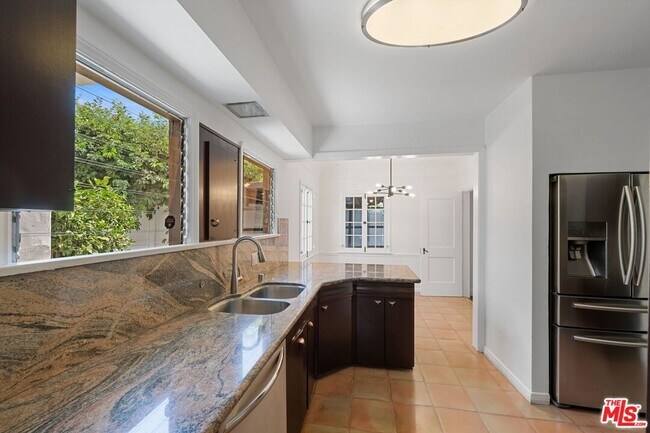 Foto del edificio - 366 S Crescent Heights Blvd