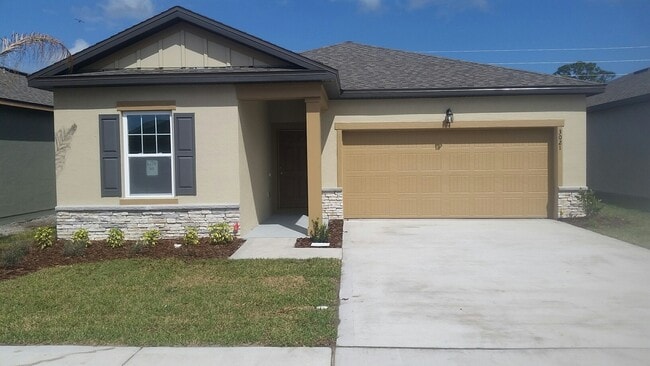 Building Photo - Great 3/2/2 in Coastal Woods available now!!