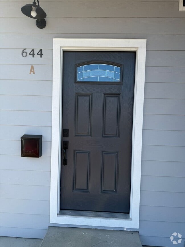 Building Photo - 644 Green St