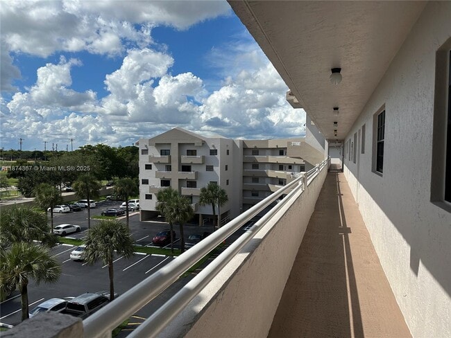 Foto del edificio - 15969 NW 64th Ave